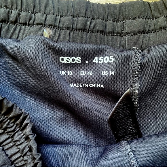 NWOT ASOS 4505 Women’s Shorts size 14. Black. Built in shorts. Drawstring - Picture 3 of 4
